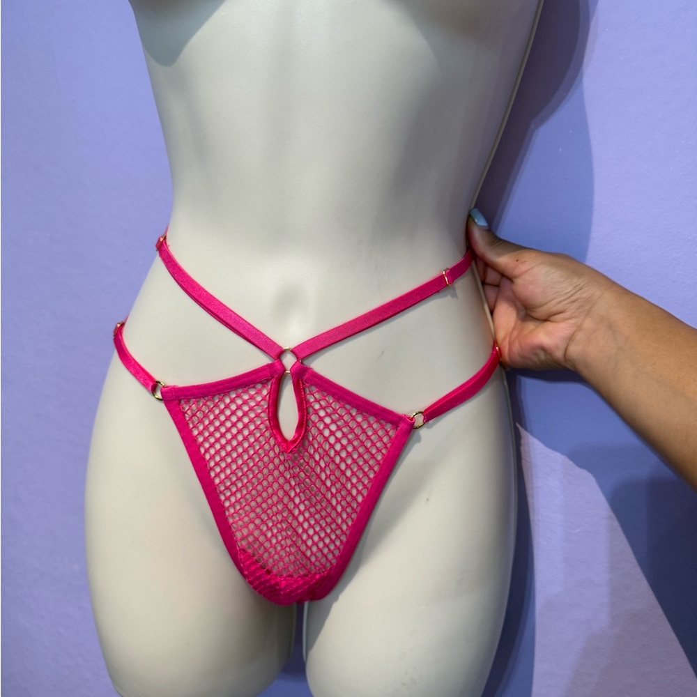 NWT Victoria’s Secret Pink strappy thong MEDIUM